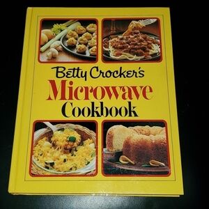 Vintage Betty Crocker's microwave cookbook circa 1981 Hardcover about 280 pages